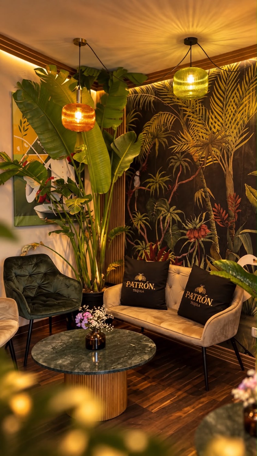 Angolo lounge con divanetto e piante