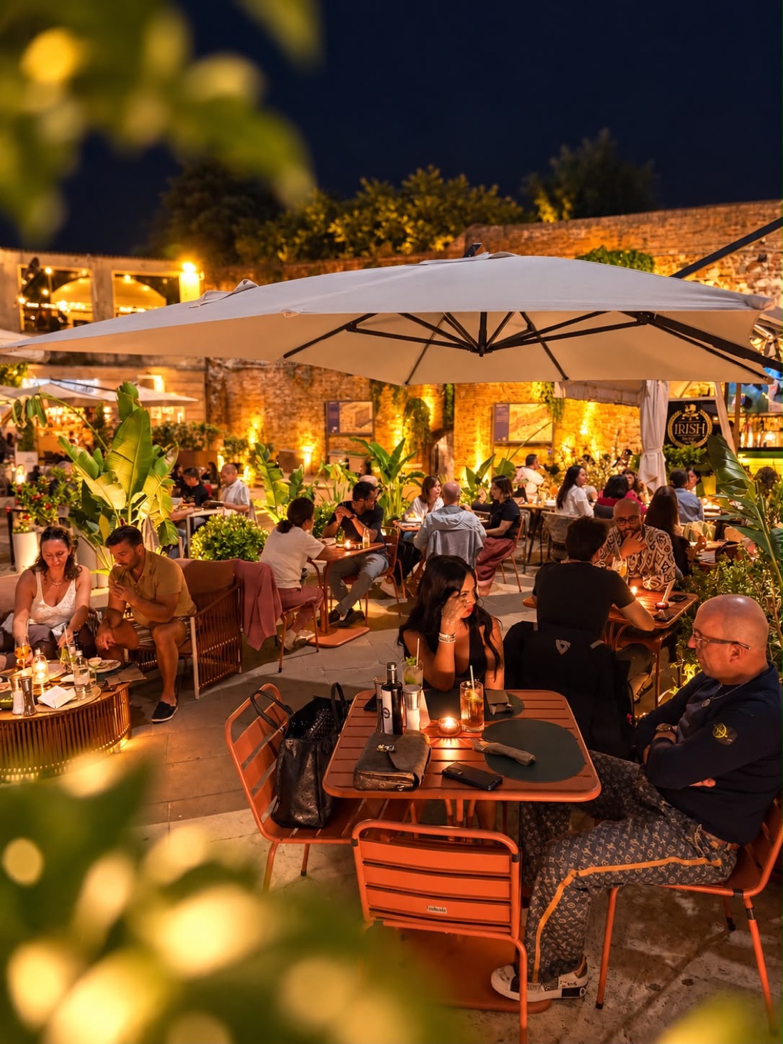 Tavoli all'aperto di sera
